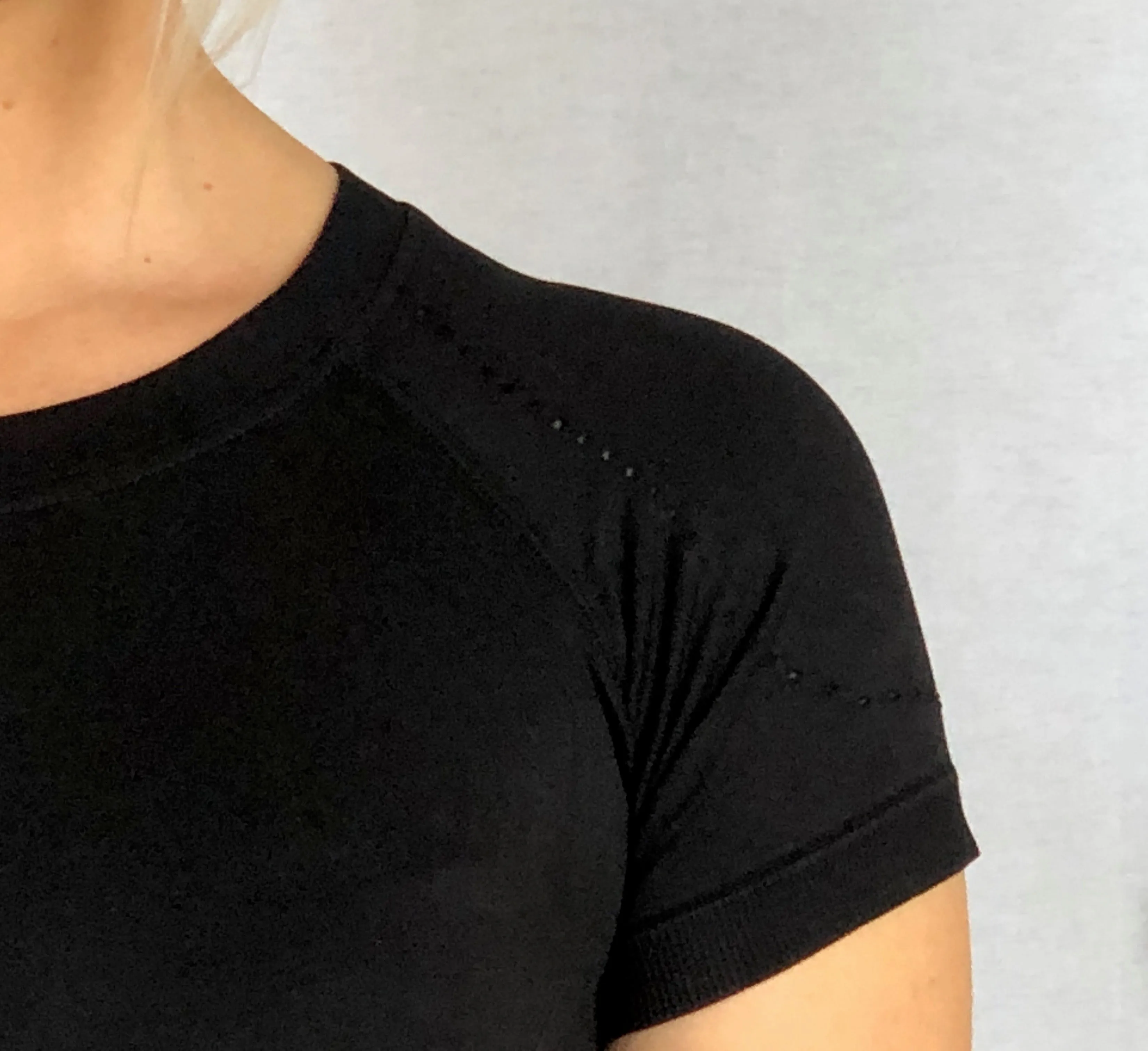 Short Sleeve Signature Seamless Tee in Black